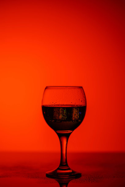 香槟杯上的红色美丽的背景上的黑色玻璃图片下载