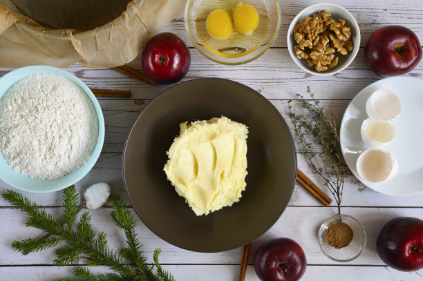 自己做苹果派吧。这是一系列关于准备蛋糕的图片。教程。俯视图，平放。图4，黄油和糖搅在一起，鸡蛋碎了图片下载