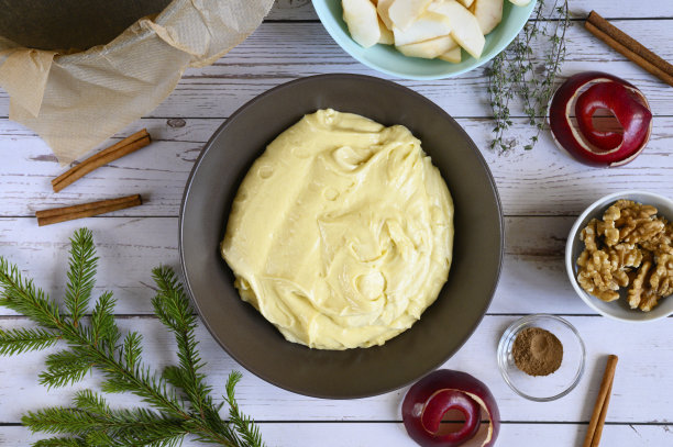 自己做苹果派吧。这是一系列关于准备蛋糕的图片。教程。俯视图，平放。图8，准备好搅拌好的面糊和苹果，去皮切块图片下载