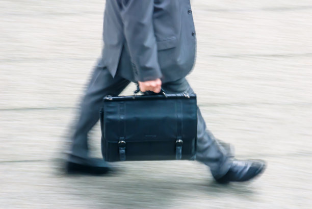 商人走在街上图片下载