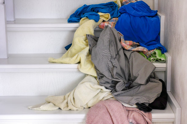 衣服和毛巾都放在室内的楼梯上。图片下载