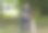 在夏季公园里，一名男子坐在他四条腿的朋友旁边的凳子上欣赏他的巴森基狗图片下载