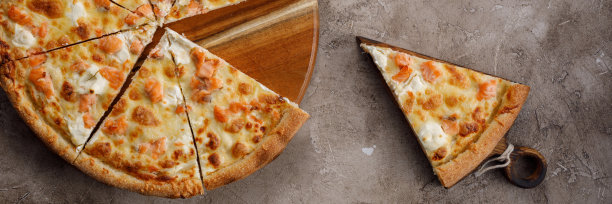 以鲑鱼和奶酪为背景的披萨。特写镜头。美味食物的概念。从以上观点。图片下载