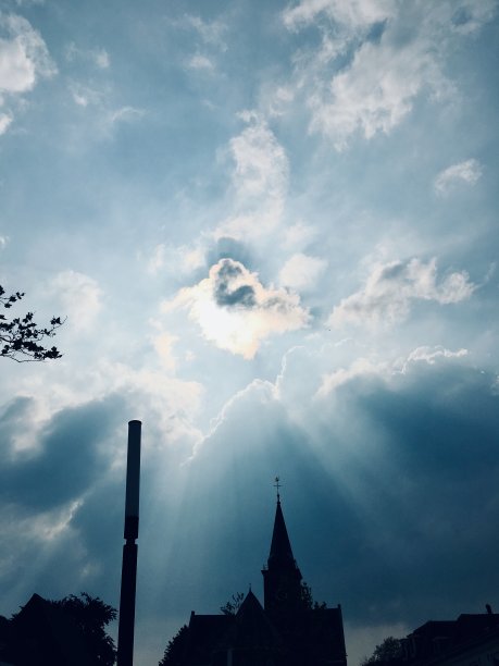 阳光明媚的教堂前图片下载