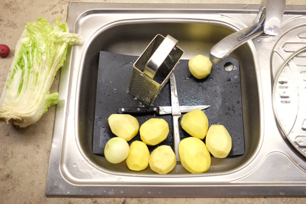 洗槽去皮土豆和卷心菜的晚餐烹饪原料图片下载
