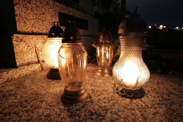 墓地里夜晚的灯图片下载