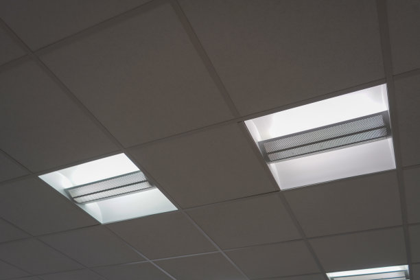 白色的办公室天花板灯高图片下载