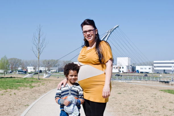 孕妇和孩子的姿势图片下载