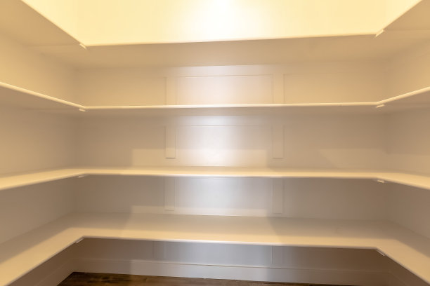 空的食品室有空架子的照明房间图片下载