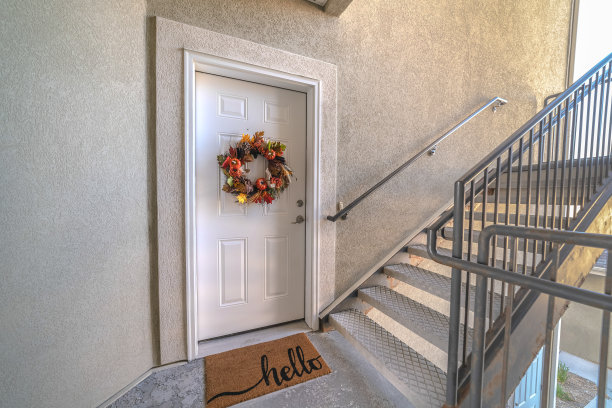 公寓前门有迎宾垫和花圈图片下载