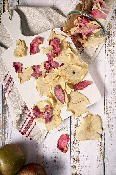 白色砧板上的苹果芯片图片下载