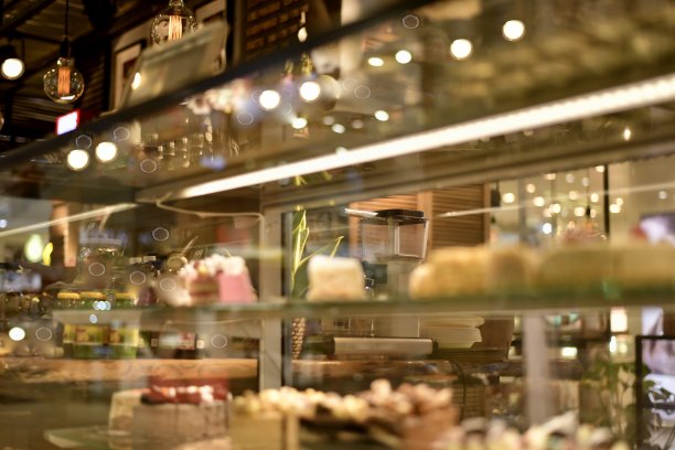 酒吧灯光昏暗舒适，商店橱窗灯光。图片下载