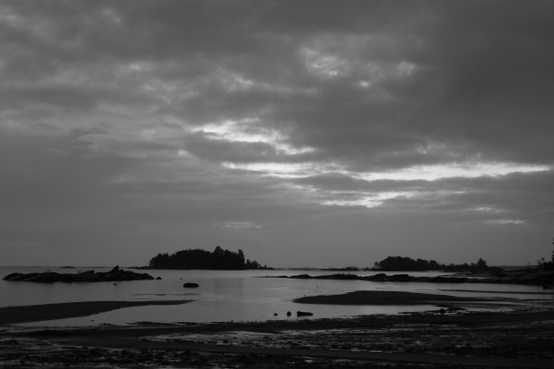 瑞典达尔斯兰的日出景象。凡恩湖岸边的岩层和小岛。图片下载