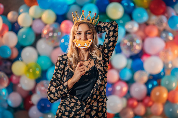 在派对上玩得开心的女人图片下载