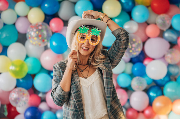 在派对上玩得开心的女人图片下载