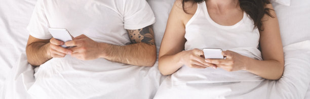 沟通问题。夫妻在床上使用手机图片下载