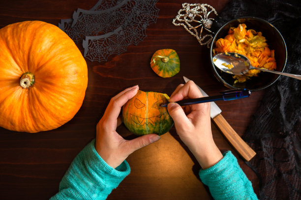 人的手在南瓜脸上画画的照片图片下载