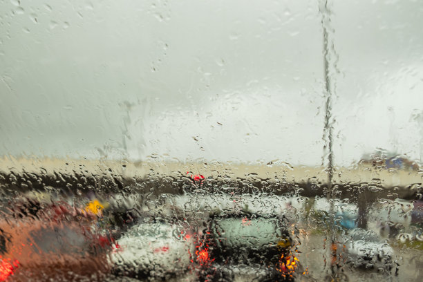 汽车挡风玻璃上水滴的选择性聚焦照片图片下载