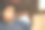印度小男孩用耳机听音乐图片下载