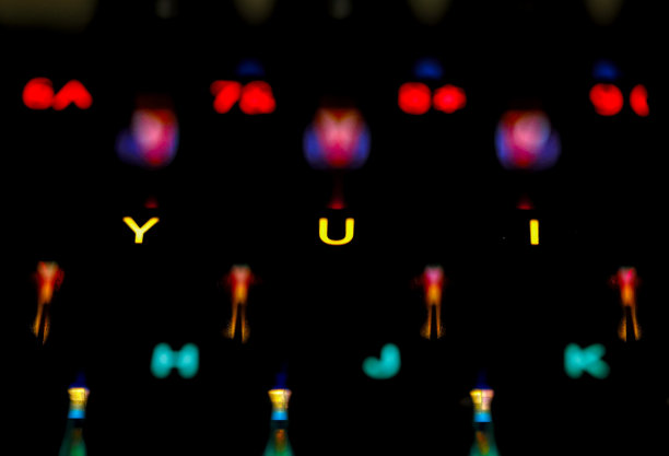 有彩色字母键的电脑键盘图片下载