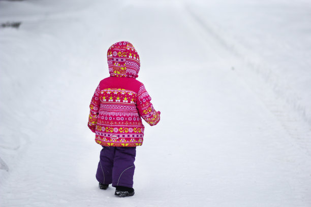 冬天，孩子们在白雪覆盖的公园里图片下载