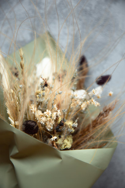 混凝土桌上一束干花的细节。图片下载