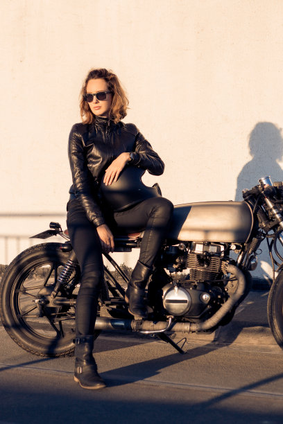 骑摩托车的女孩。图片下载