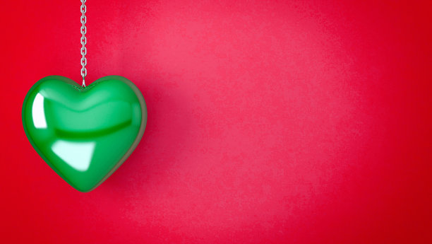 绿色的心形形状在红色的背景复制空间图片下载