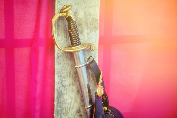 19世纪俄法战争中的一把古老的军刀。俄国和法国军队战斗时期的老式武器。图片下载