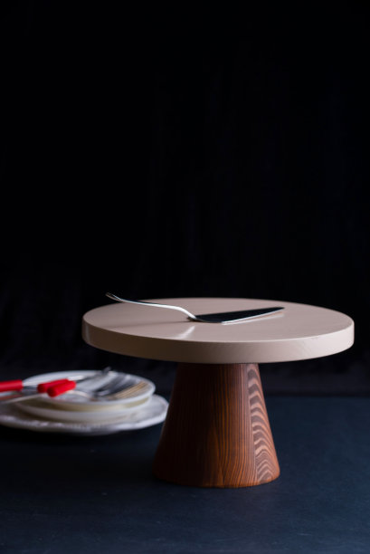 蛋糕架和蛋糕抹刀在黑色背景上图片下载