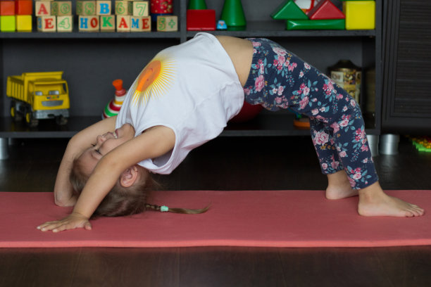 小女孩在桥上起床，在室内进行体育锻炼图片下载