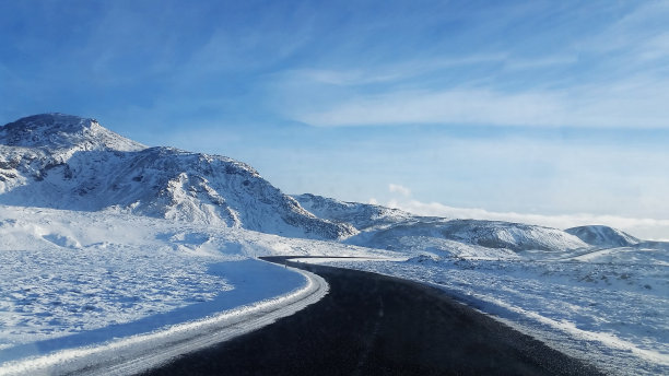 冰雪覆盖的冰岛道路图片下载