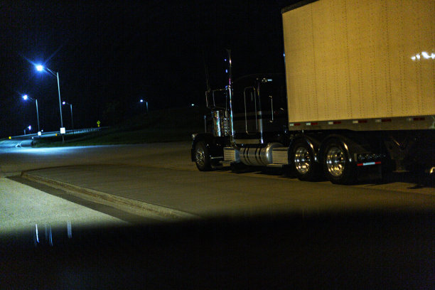 午夜半挂车停在高速公路休息区图片下载