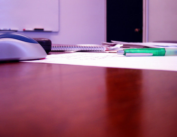 商务办公室木质办公桌表面水平图片下载