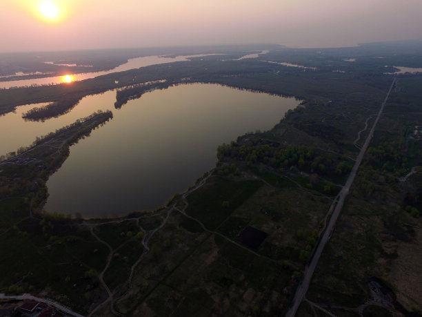 乡村鸟瞰图(无人机图像)。德斯纳河附近。图片下载