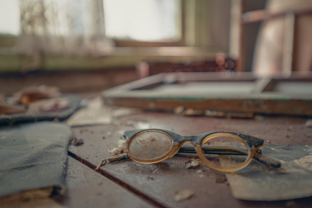 普里皮亚季一间废弃公寓里的桌子上放着苏联时期的旧玻璃杯。切尔诺贝利禁区33年后的撤离图片下载