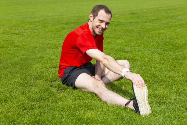 锻炼前快乐的伸展运动图片下载