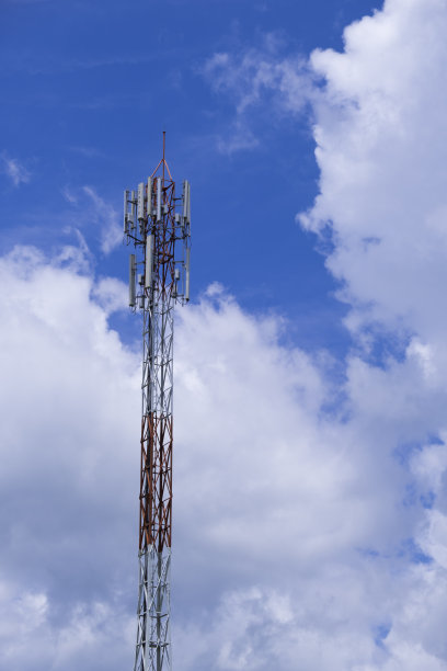 电信电话信号传输塔以美丽的蓝天为背景图片下载