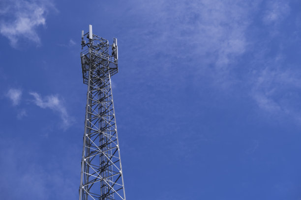 电信电话信号传输塔以美丽的蓝天为背景图片下载