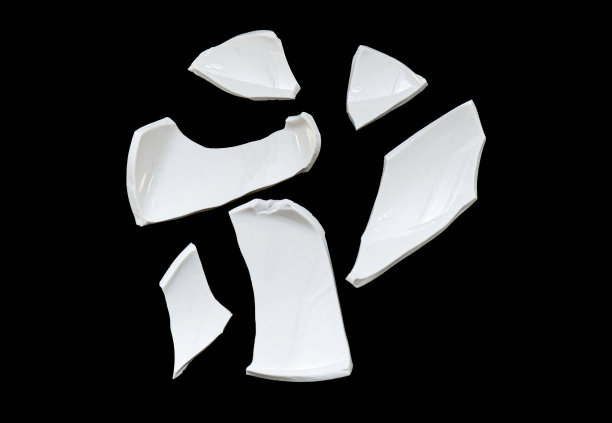 破碎的白色陶瓷玻璃，破碎的马克杯，孤立的杯子在黑色的背景图片下载