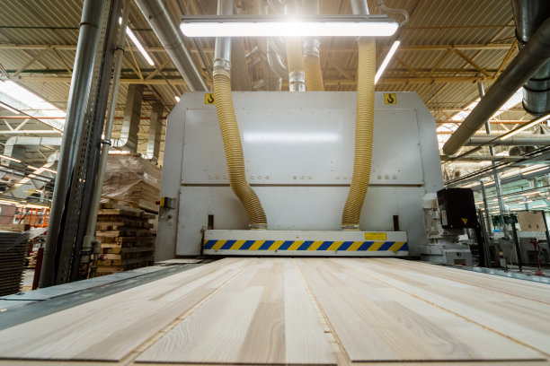 生产线的木地板工厂。数控自动木工机床。图片下载