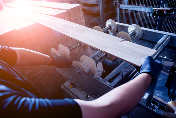 在家具厂车间做纤维板的木匠。木工行业图片下载