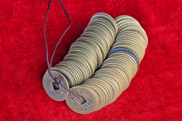 中国古代钱币上的红色背景，特写照片图片下载