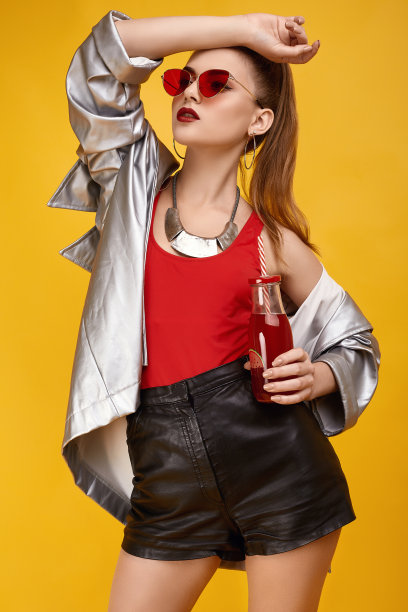 优雅迷人的时髦女孩红色上衣，黑色短裤搭配鸡尾酒图片下载