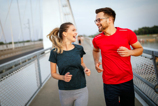 健康运动的年轻人在户外慢跑和跑步图片下载