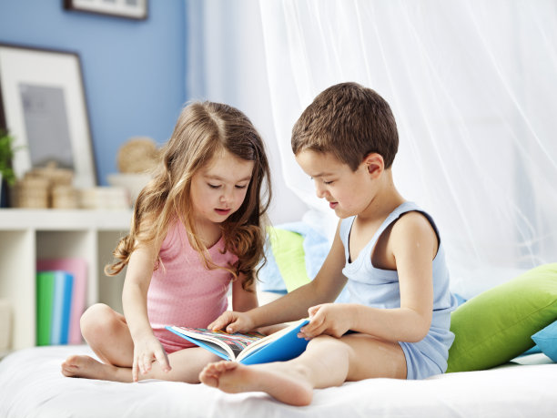 孩子们在床上看书图片下载
