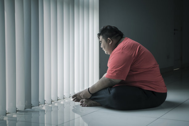 一个孤独的胖子看着窗外图片下载