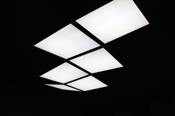 带有黑色背景的顶灯图片下载