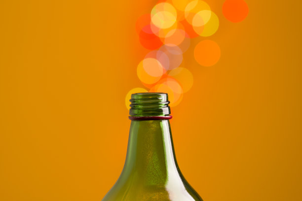 美丽的散景从玻璃瓶口溢出图片下载