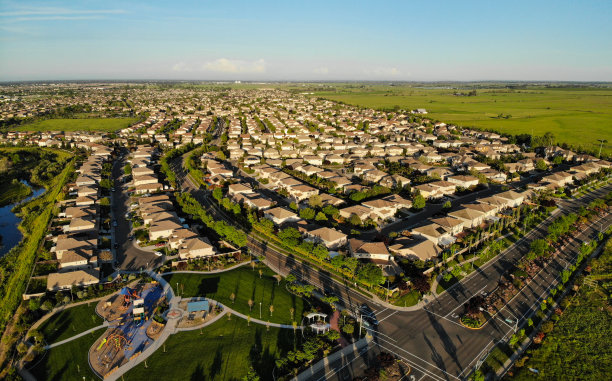 天线:温暖的秋日阳光照亮了大型豪华社区。图片下载